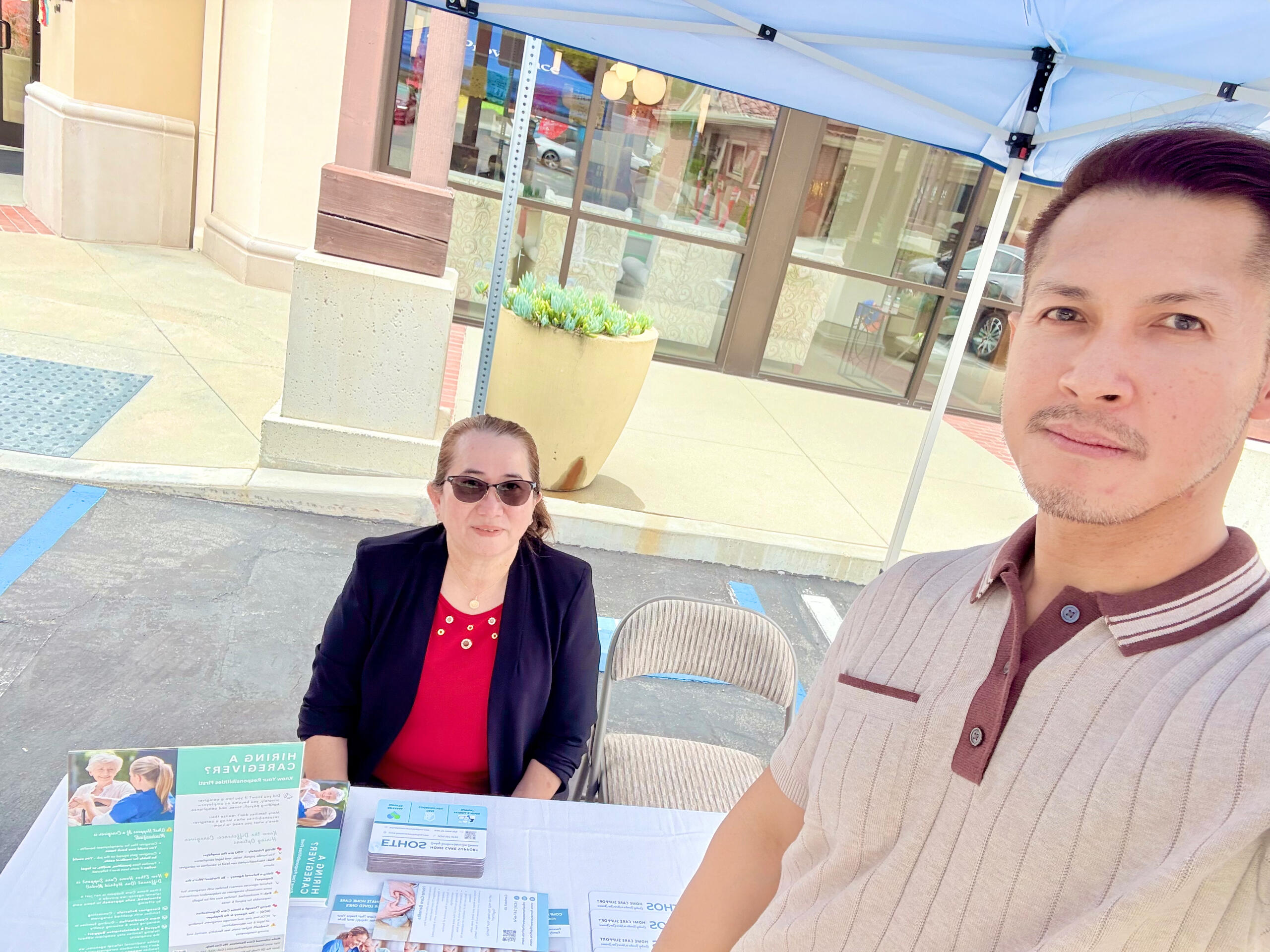 A light moment before the crowd arrives.